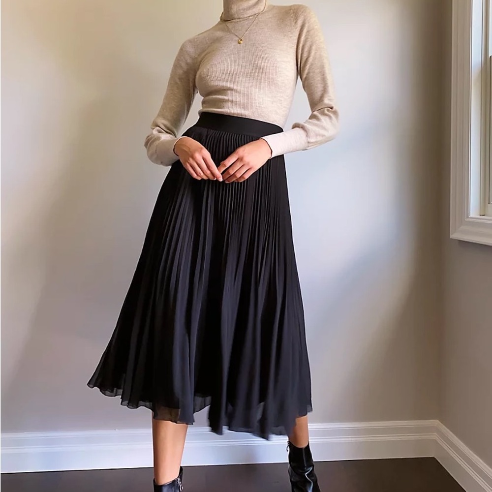 Aritzia Twirl Skirt OLD VERSION - Black